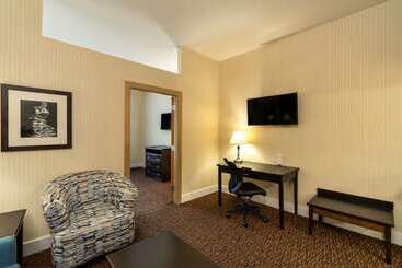 هتل Comfort Inn & Suites