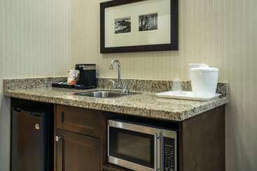 هتل Comfort Inn & Suites