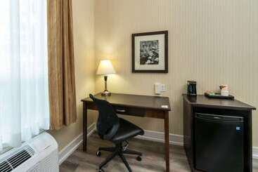 هتل Comfort Inn & Suites