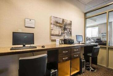 هتل Comfort Inn & Suites