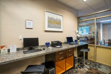 هتل Comfort Inn & Suites