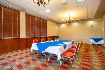 هتل Comfort Inn & Suites