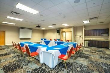 هتل Comfort Inn & Suites