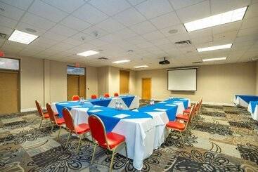 هتل Comfort Inn & Suites