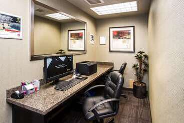 هتل Comfort Suites Kelowna