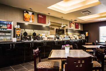 هتل Comfort Suites Kelowna