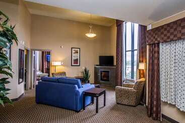 هتل Comfort Suites Kelowna
