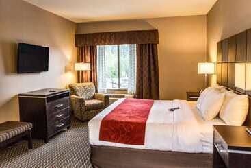 هتل Comfort Suites Kelowna
