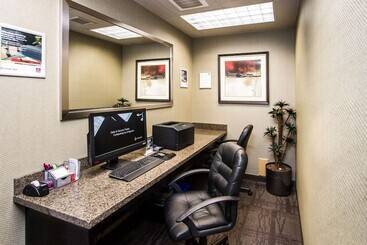 هتل Comfort Suites Kelowna