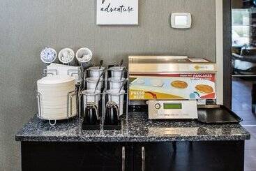 هتل Comfort Suites Kelowna