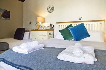 هتل Hawthorn Farm Guest House