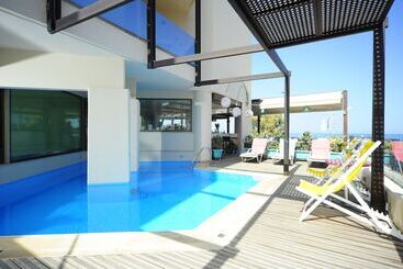 Steris Elegant Beach Hotel & Apartments