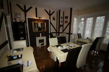هتل The West Bank Guest House