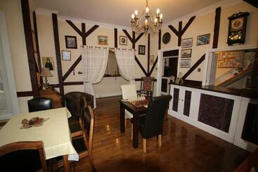 هتل The West Bank Guest House