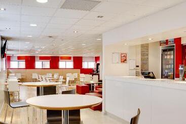 هتل Travelodge Cardiff Central Queen Street