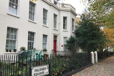 هاستل Embassie Backpackers