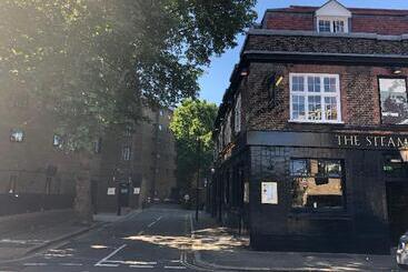 هاستل Publove @ The Steam Engine Waterloo