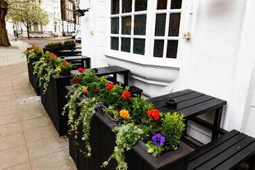 هاستل Publove @ The White Ferry Victoria