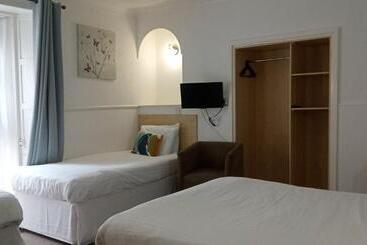 تختخواب و صبحانه The Kynance House On Plymouth Hoe ,26 Ensuite Rooms