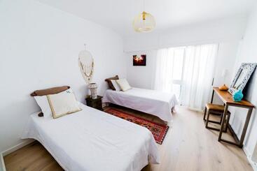 مسافرخانه Sandhi House  Yoga & Wellness