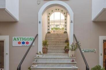 هتل Antigoni