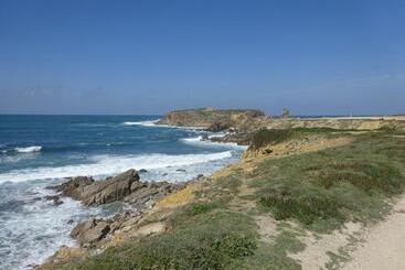 هتل Peniche Surf Lodge 1