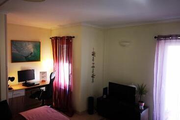 هتل Peniche Surf Lodge 1