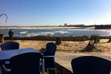 هتل Peniche Surf Lodge 1