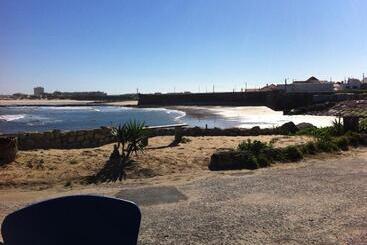 هتل Peniche Surf Lodge 1