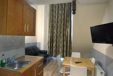 Hyde Park Economy Apartments