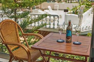 هتل آپارتمان Iniohos Zante Hotel & Suites