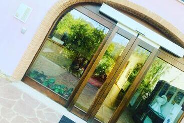 Residenza Locci  Rooms & Apartments
