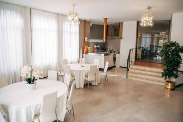 هتل Villa Angela Olympic Garda Lake