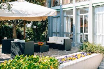 هتل Villa Angela Olympic Garda Lake
