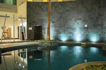 هتل Crowne Plaza Leon, An Ihg