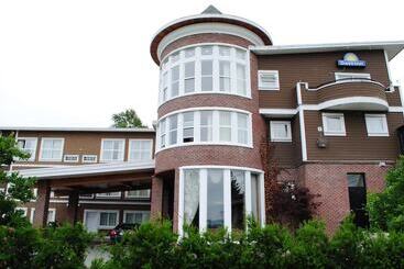 هتل Days Inn By Wyndham Surrey