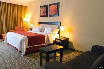 هتل Excellence Express & Suites