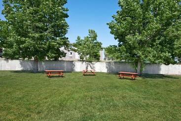 هتل Howard Johnson By Wyndham Red Deer