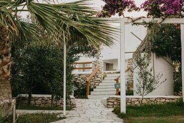 هتل Paros Bay