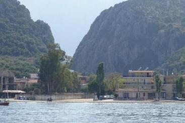 هتل Poros House
