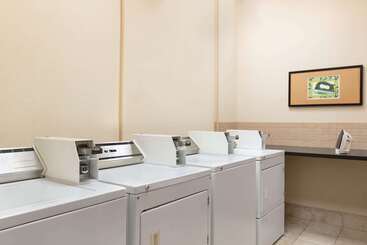 هتل Ramada By Wyndham Drayton Valley