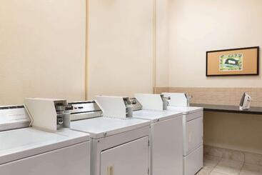 هتل Ramada By Wyndham Drayton Valley