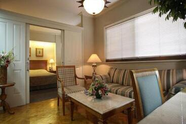 هتل Sunny Bay Suites