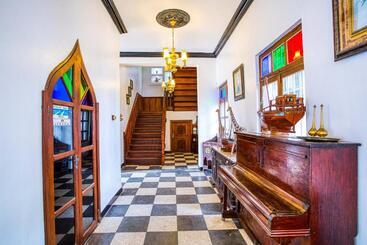 هتل Tembo House