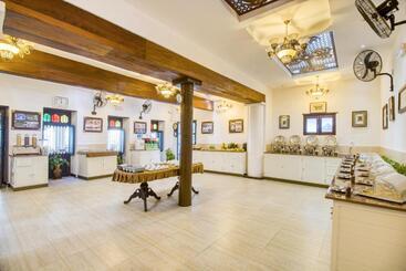 هتل Tembo House