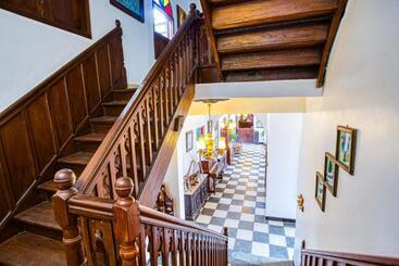 هتل Tembo House