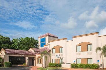 هتل Travelodge By Wyndham Fort Myers Airport