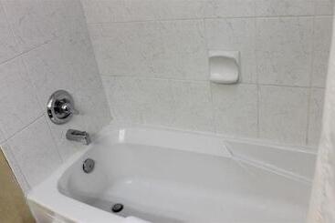 هتل Travelodge By Wyndham Sarnia
