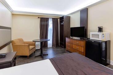 هتل Travelodge By Wyndham Sarnia