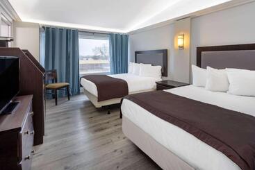 هتل Travelodge By Wyndham Sarnia